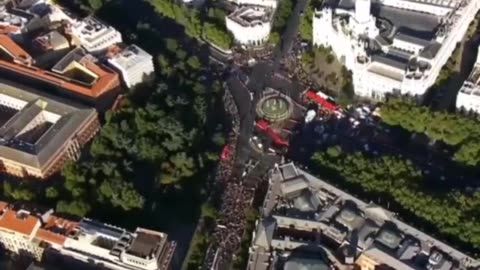 ◾️Huge crowds in Madrid, Spain block the La Vuelta