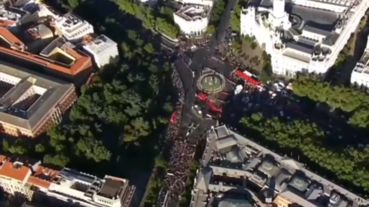 ◾️Huge crowds in Madrid, Spain block the La Vuelta