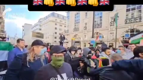 Hamas supporters get a battering from patriots when they steal British flags.