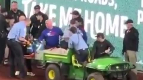 Fanático hospitalizado tras caer de las gradas durante el juego Piratas-Cachorros