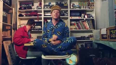 MACKLEMORE & RYAN LEWIS - THRIFT SHOP FEAT. WANZ (OFFICIAL VIDEO)