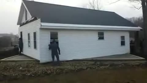 Amish mMoves a House