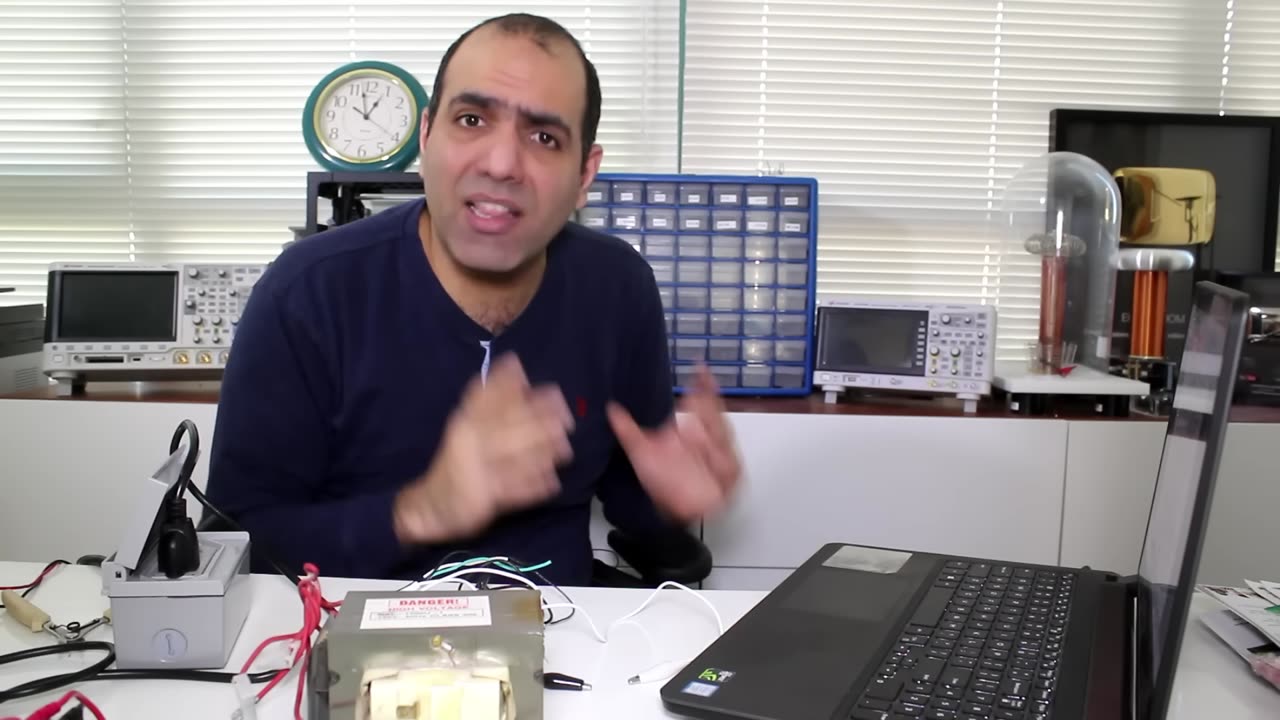 How a Fluorescent Lamp Turns On