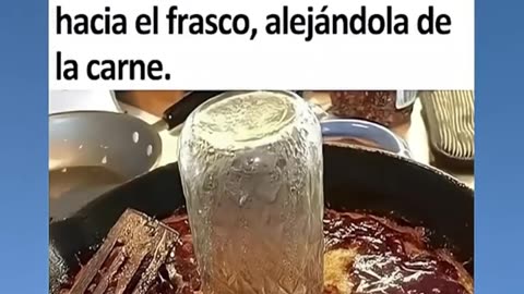 Coloca un frasco vacío en el centro del molde forma el pastel de carne alrededor y hornéalo