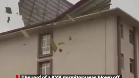 The roof of a KYK dormitory was blown off due to a windstorm in Bursa, Turkey 🇹🇷 (08.01.2026)