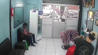 Video: Sicario le falla el arma justo cuando iba a asesinar a un barbero