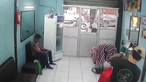 Video: Sicario le falla el arma justo cuando iba a asesinar a un barbero