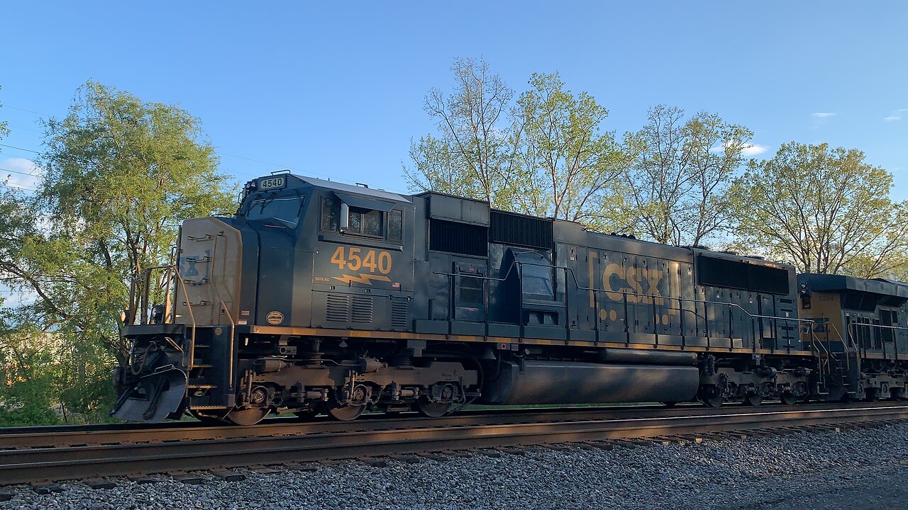 CSX Trains 4540 and 5294 give us a horn salute