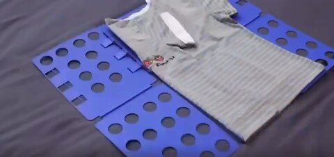 Clothes folding board for easy and fast folding