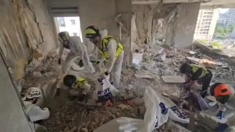 Iranian Missile Hits Home of Israeli Battalion Commander in Petah Tikva