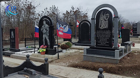 Vie du Donbass - Les jeunes activistes de la RPD commémorent la journée des héros de la Patrie