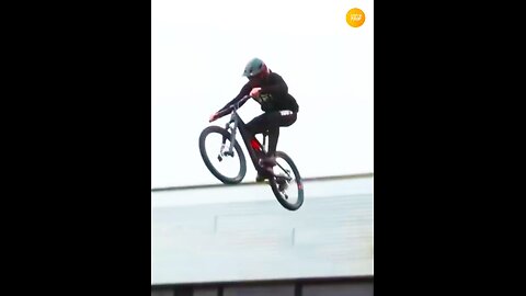 Simplang Trip 164: Bicycle roof exhibition jump accidentally fell down to squathrust exercise.