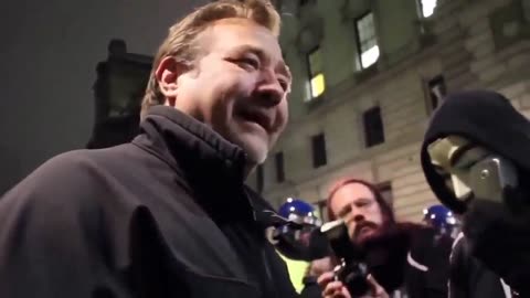 A brave Londoner takes on a mob of pro-Palestinians & lefties