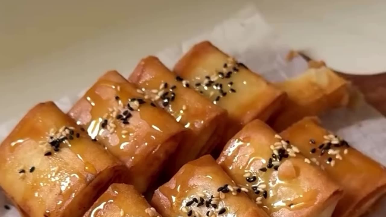 Cheese-Filled Samosa with Honey – Crispy & Delicious!