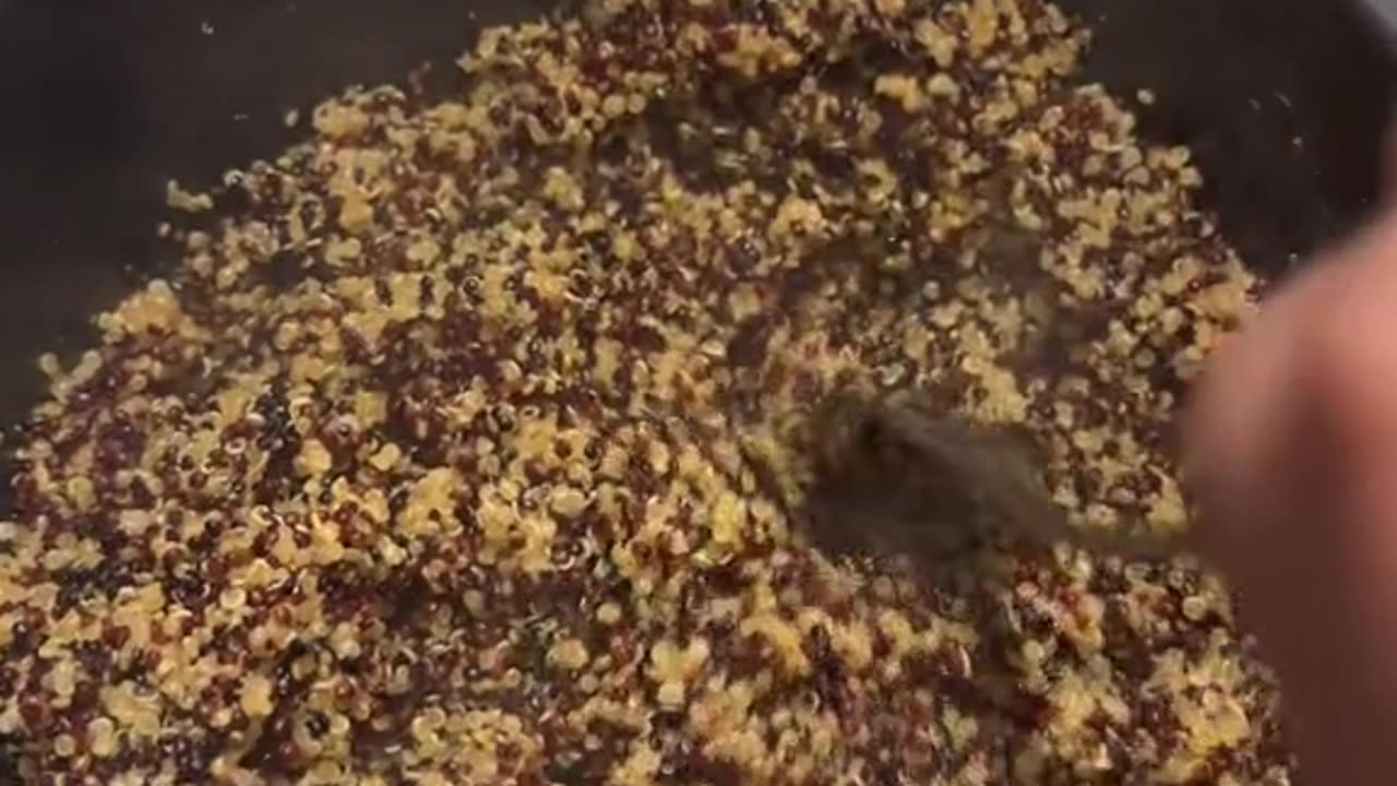 🥦🍲 Wholesome Harmony: Quinoa and Vegetable Stir-fry 🍲🥦