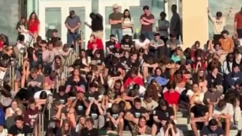 Estudiantes de la Universidad Liberty oran por Charlie Kirk