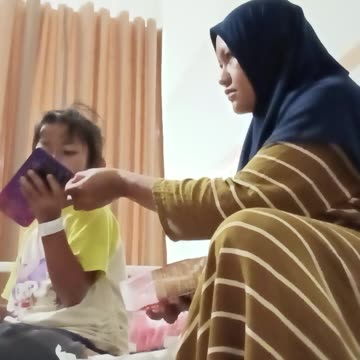 Sudah bisa main hp lagi