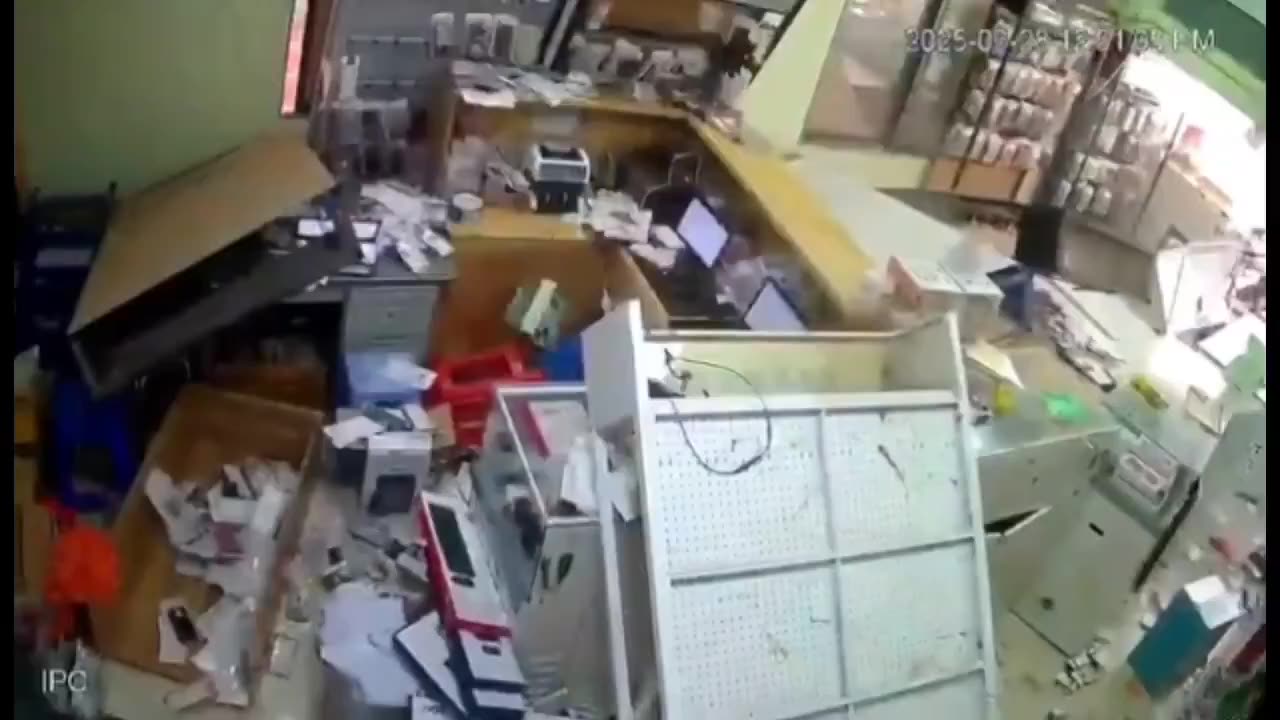 This girl survived the earthquake at her workplace🤯