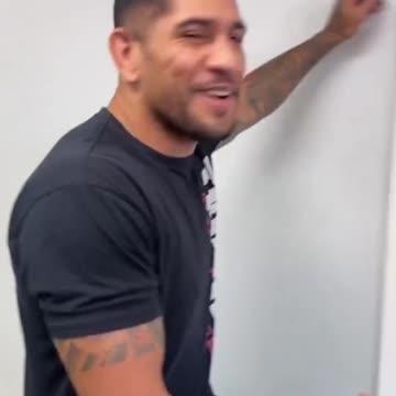 Alex Pereira learning English and gets confused trying to spell 'fight'