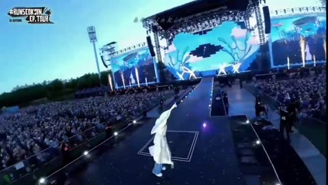 performing super tuna while wearing a hanbok, he really is so extra