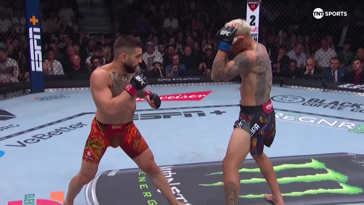 RUTHLESS KNOCKOUT!/ Ilia Topuria vs. Charles Oliveira