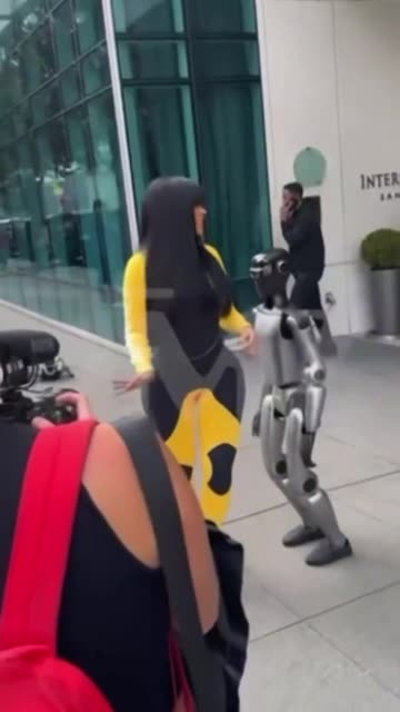 Cardi B bị ngã sau khi cố gắng tạo dáng chụp ảnh với một con robot và đột nhiên đổ đè lên cô.