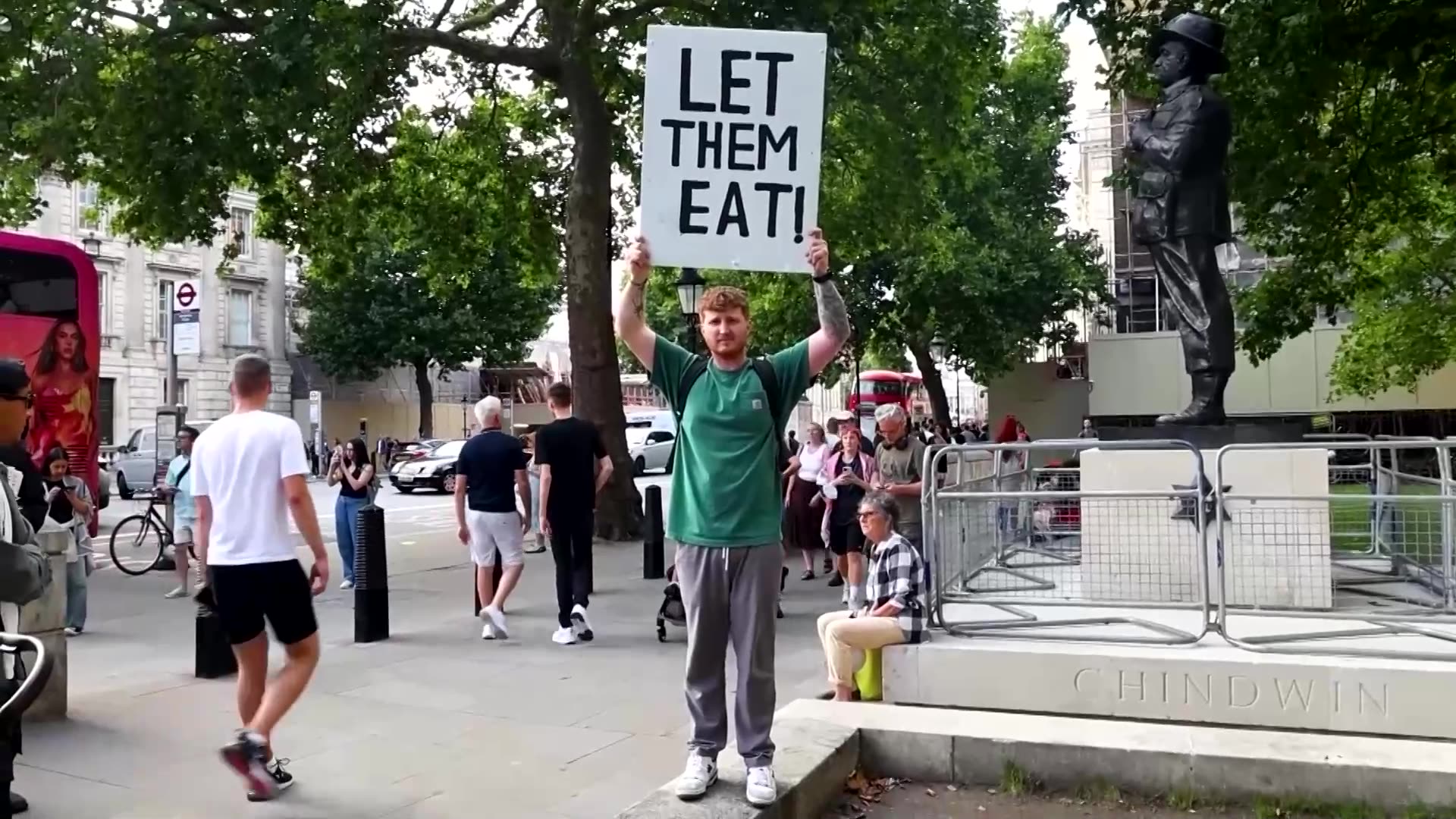 Gaza protesters stop traffic outside home of British leader