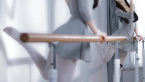 Daily Beauty EP 132 | Sultry Off-white Tights Energetic Slow Dance