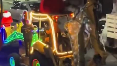 La creatividad mexicana brilla: Santa y sus “renos” viajan en una retroexcavadora