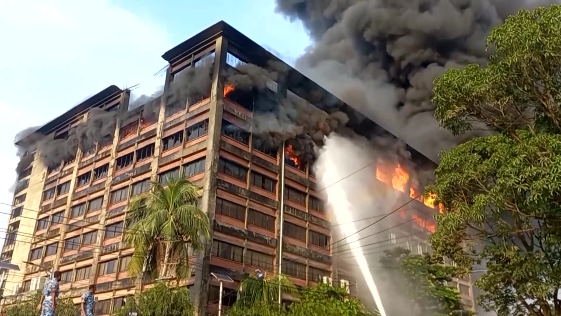 Huge blaze engulfs Bangladesh garment factory