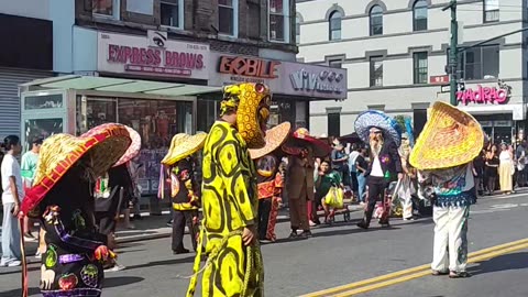 Tecuanes y danza Mexica en el Desfile de México en NYC.