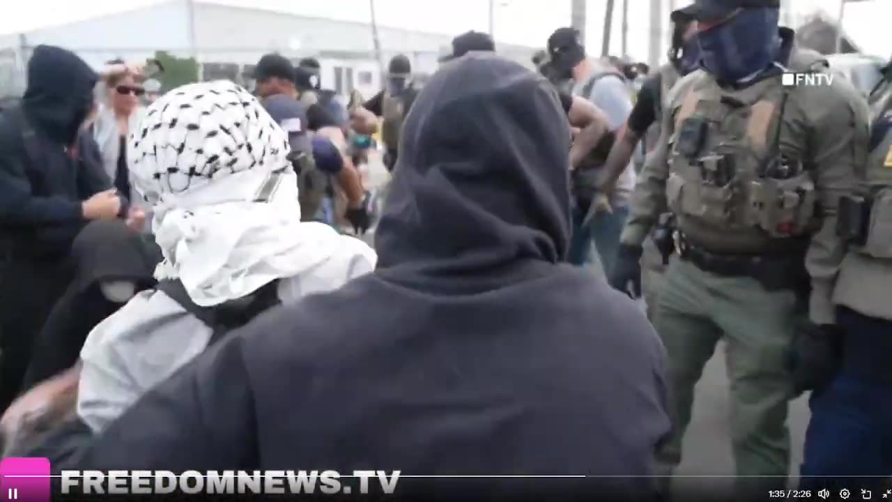 Những người biểu tình tấn công và chặn xe bên ngoài Trung tâm giam giữ Delaney Hall ở Newark NJ.