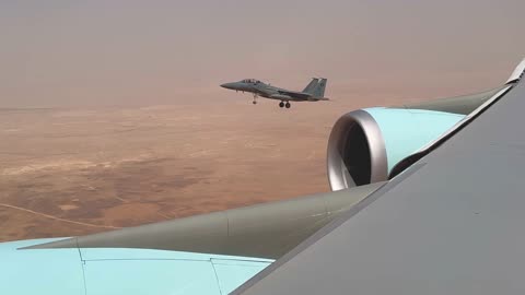 🚨🔥Air Force One about to go wheels down in Riyadh, Saudi Arabia with Saudi F-15 fighter jets..