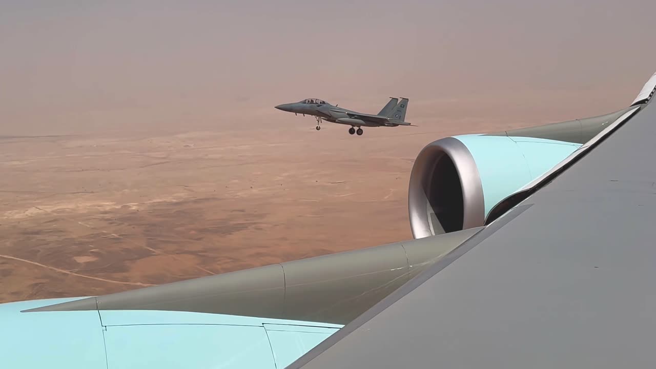 🚨🔥Air Force One about to go wheels down in Riyadh, Saudi Arabia with Saudi F-15 fighter jets..