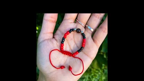 No tengas imágenes de buhos, ni cinta roja en la muñeca