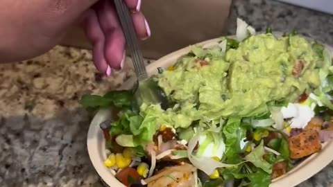 Making salmon and shrimp rice with salad