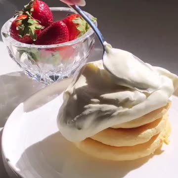 Welcoming Spring with some soufflé pancakes 🍓🥞🌻