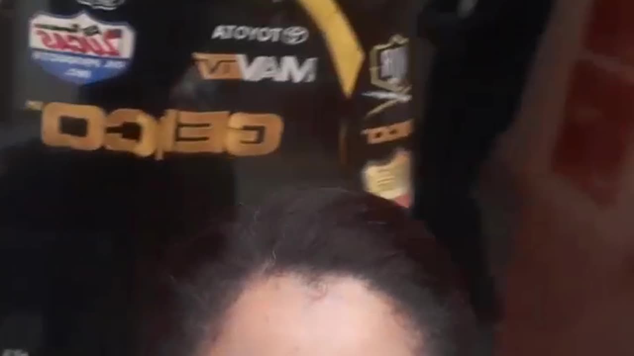 I love this racing uniform.