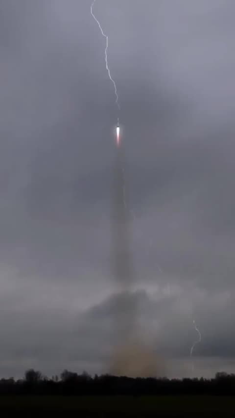 🎥A Russian rocket was surprised at the moment of launch and was hit by lightning!