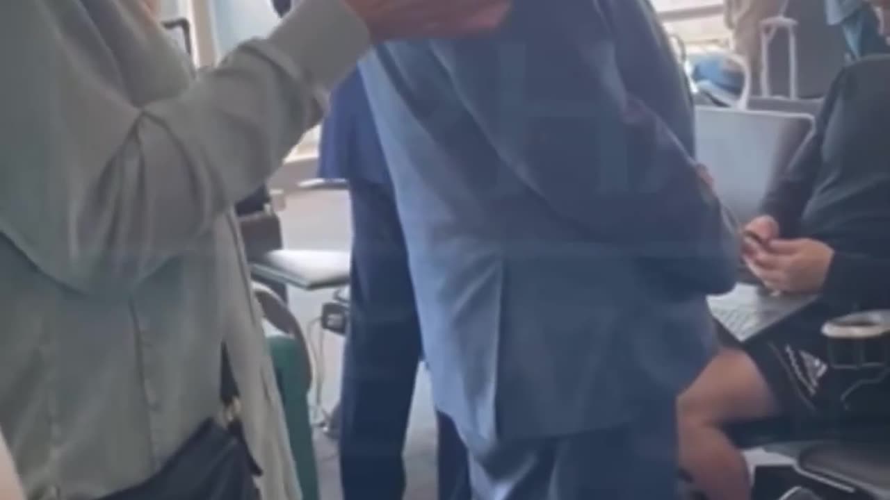 Minnesota Attorney Keith Ellison refused to clap for Military Veterans arriving in D.C