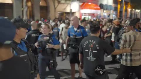 Man Holds His Own in 5-on-1 Fight and Wins – Gets Ovation on 6th Street in Austin, TX