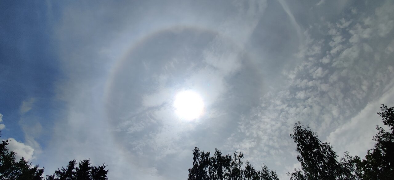23.6, 27.6.2025: Weird clouds, white trails, sun halo, halo color