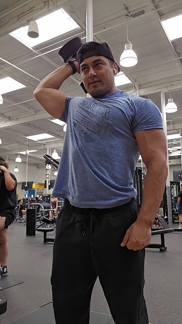 Single-arm overhead triceps extension #lafitness #chuzefitness #exercises #muscle #notnatty