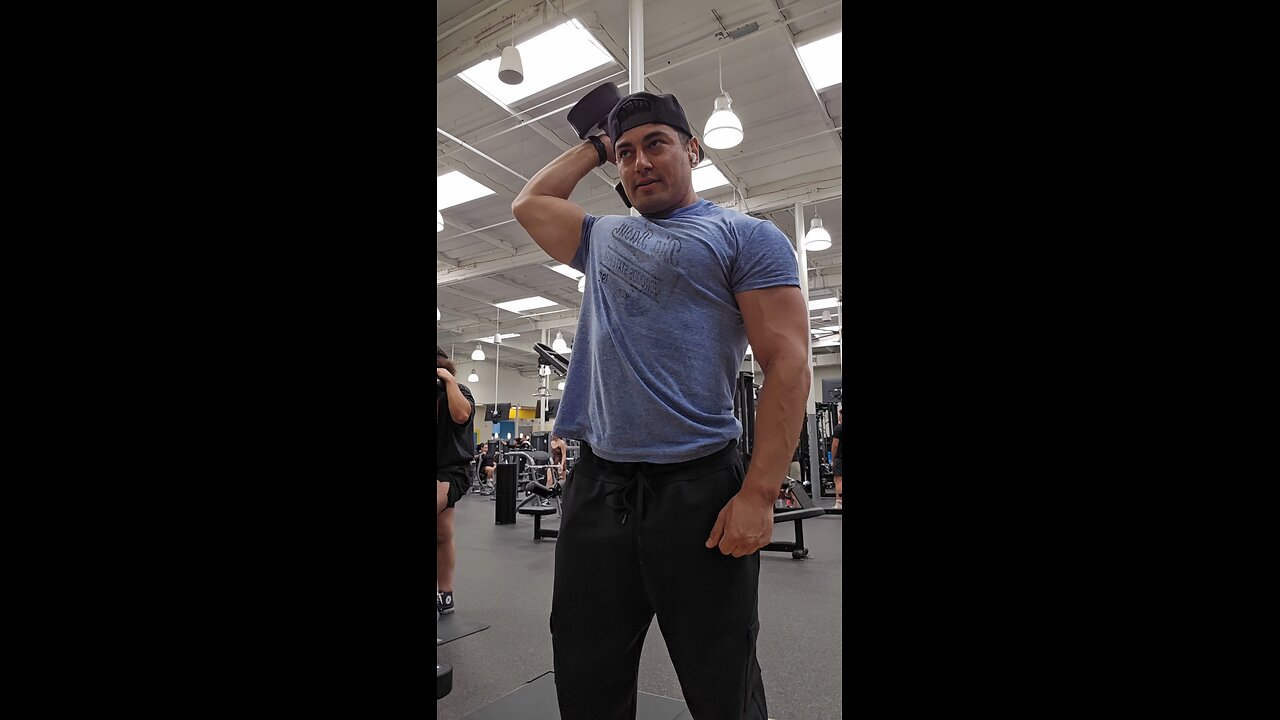 Single-arm overhead triceps extension #lafitness #chuzefitness #exercises #muscle #notnatty