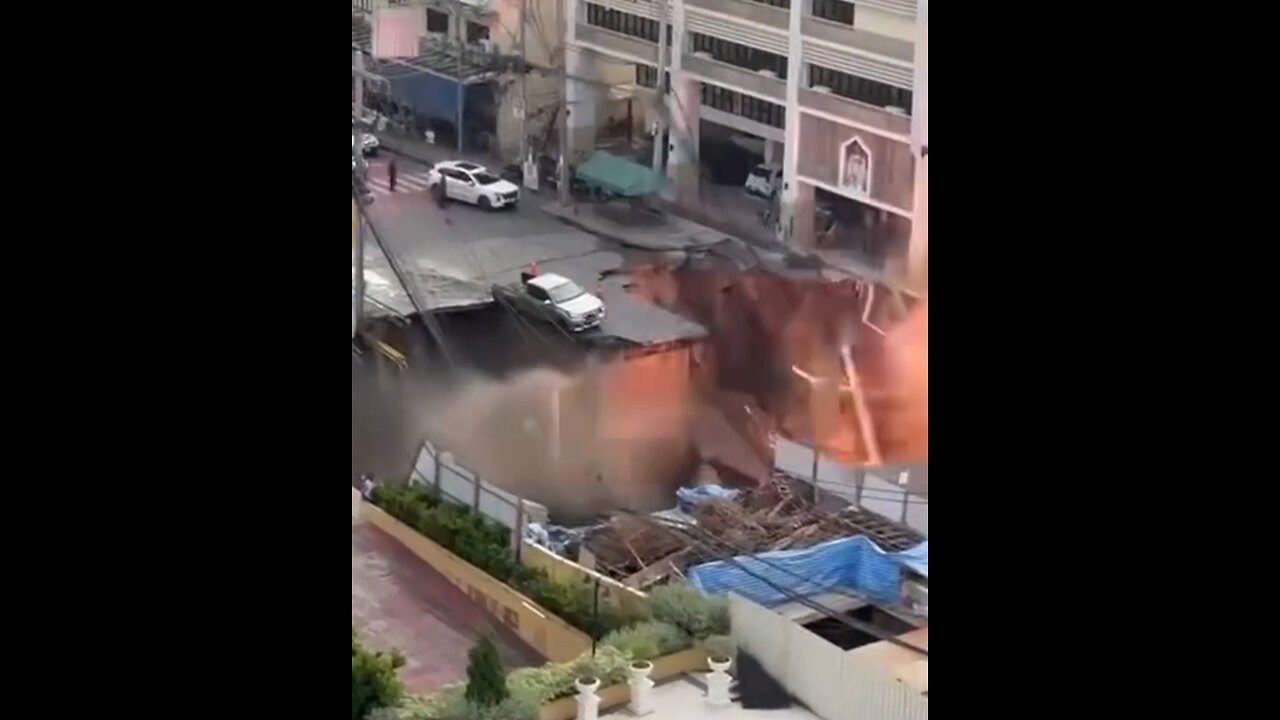 Enorme socavón paraliza el tráfico en Tailandia