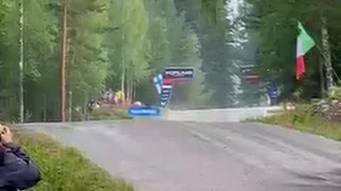 This is flat out rallying 🤩🇫🇮