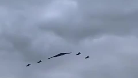 Avionët B-2 mbi kokën e Trump dhe Putin