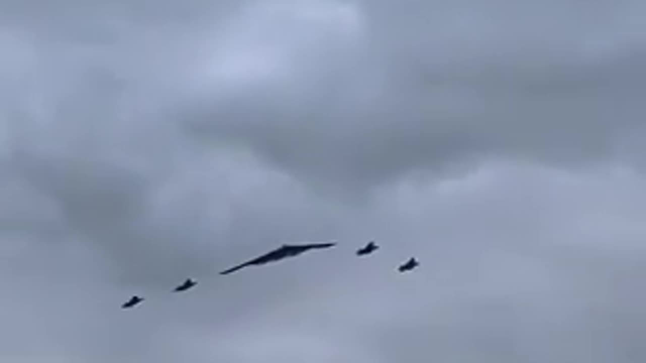 Avionët B-2 mbi kokën e Trump dhe Putin