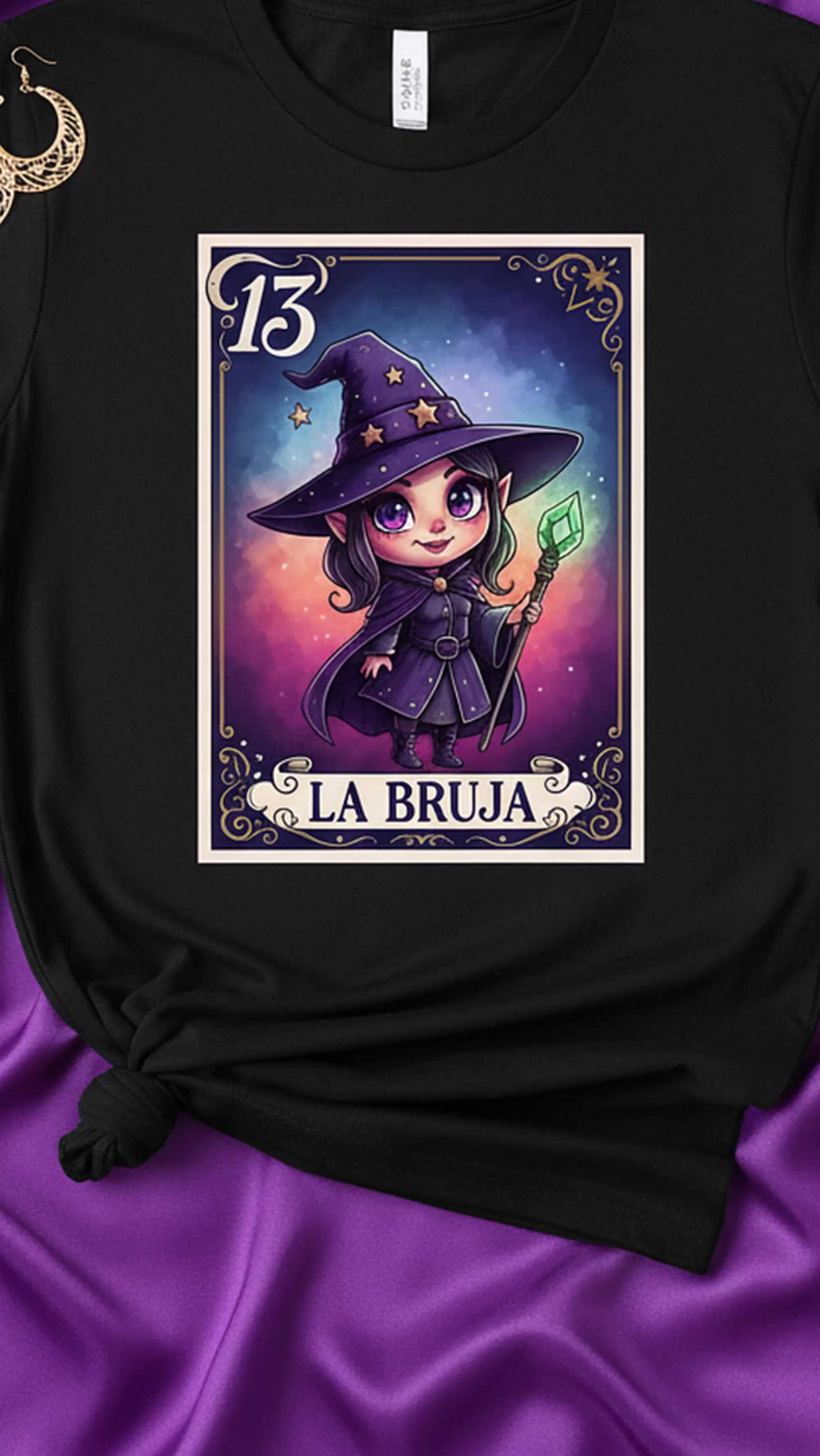 ¿Eres tú o pura magia? Esta camiseta de bruja está que hechiza #LaBruja #EstiloMágico