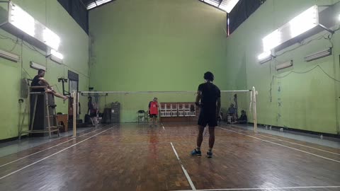 How to Hit a Shuttlecock – Forehand and Backhand Techniques